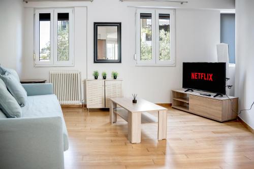 Athens Apartment on Lycabettus Hill with Rooftop View Access, Ateny