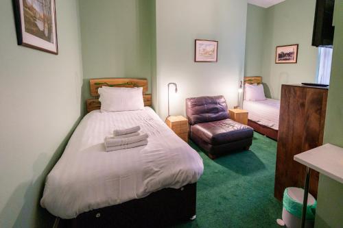 Twin Room image 6