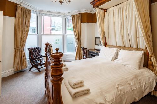 King Room image 4