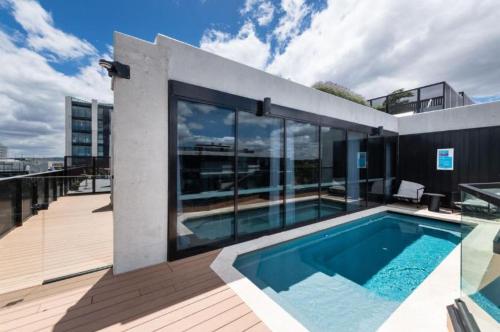 2BR-2BR-1Car-Sleeps 6 CBD Pool in Majura