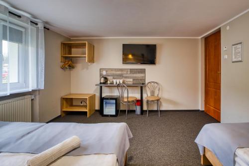 1 double bed, 1 twin bed