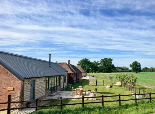 Aed, Luxury converted Barn, rural seclusion at foot of The Ridgeway, dog friendly in Woolstone