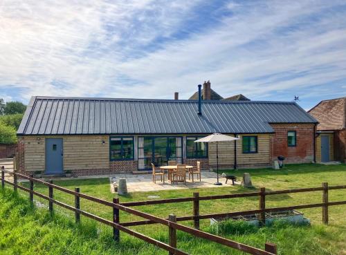 Aed, Luxury converted Barn, rural seclusion at foot of The Ridgeway, dog friendly in Woolstone