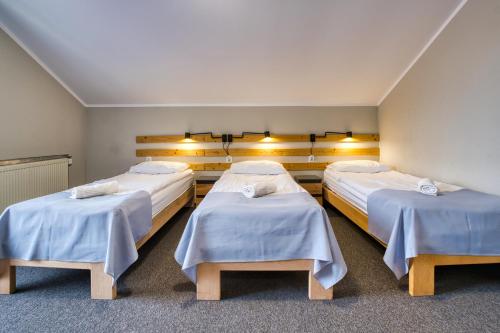 5 twin beds