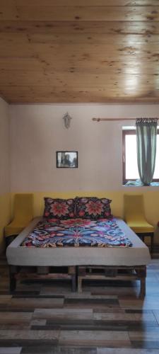 1 queen bed, 3 twin beds