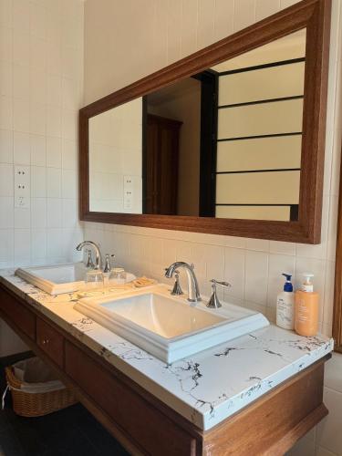 Queen Room with Spa Bath image 10