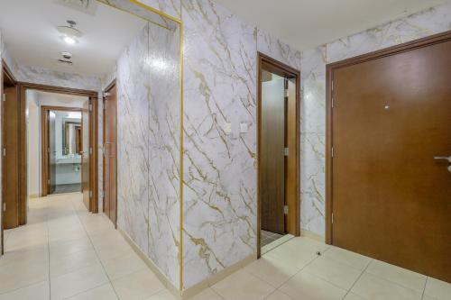 Cozy 6-Bed Female Dorm | Private Bathroom - image 10