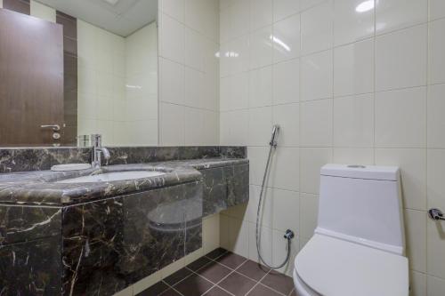 Cozy 6-Bed Female Dorm | Private Bathroom - image 8