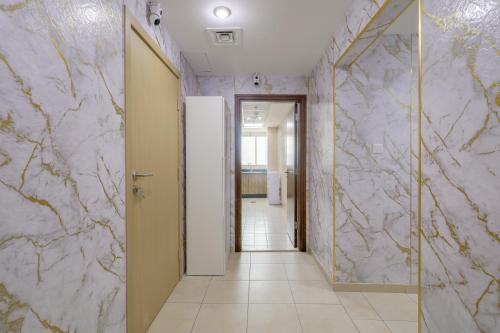 Cozy 6-Bed Female Dorm | Private Bathroom - image 9
