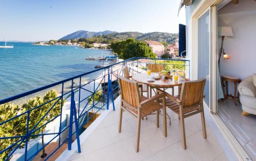 Salty Breeze Beachfront Apartment - Lefkáda