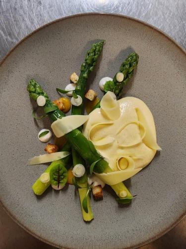 อาหารและเครื่องดื่ม, Escapade Saint Michel in ปงตอซง