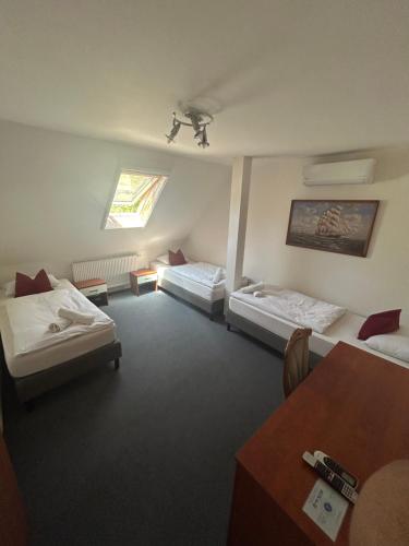 3 twin beds