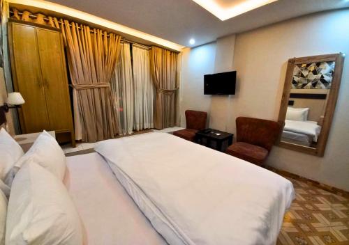 New Crown Palace Hotel - image 2