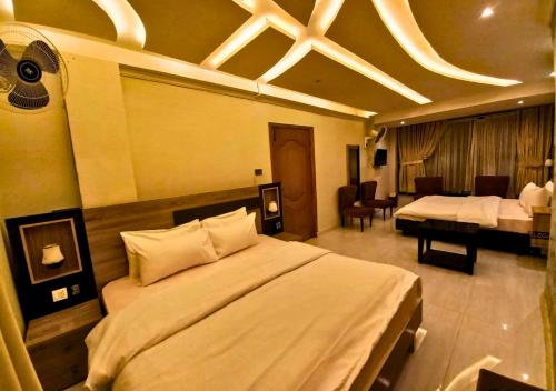 New Crown Palace Hotel - image 9