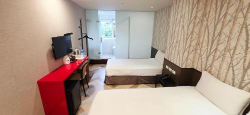 1 double bed, 1 twin bed