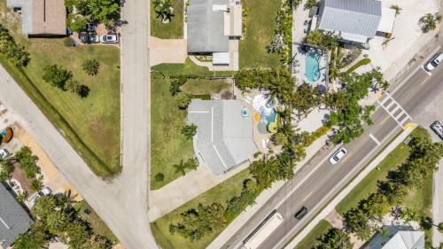 Lazy Pelican – Holmes Beach, FL
