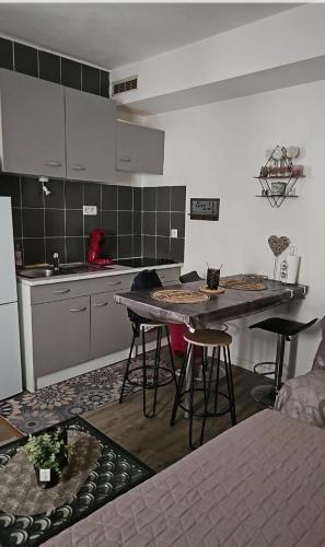 Studio 23 m2, proche centre, calme, WIFI, pk near Anis & Canisse