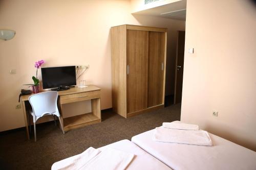 Hotel Iris - image 4