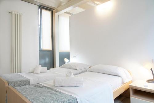 Appartamento per famiglie, parcheggio di fronte WI FI grautito, self check in in เลกโก