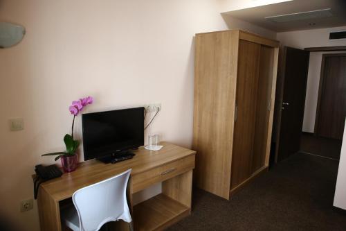 Hotel Iris - image 8