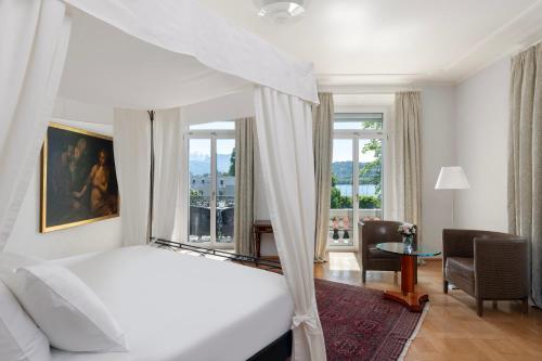 Suite, junior, lake view