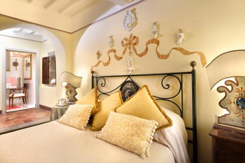 1 queen bed, 1 sofa bed
