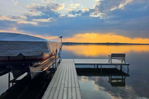. Hackensack Waterfront Retreat on Tenmile Lake