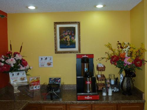 Redwood Inn - White Hall