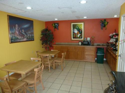 Redwood Inn - White Hall