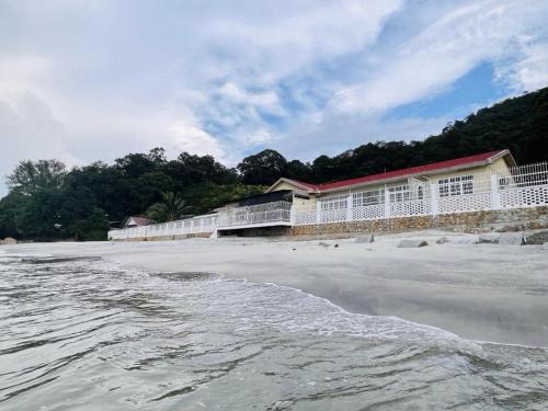 Beach-Front Family Bungalow with Seaview Pool, KTV, Pool, PS5, Speaker System, BBQ & more!