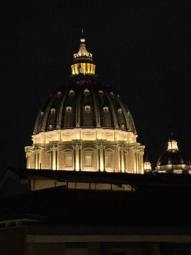 Saint Peter's Sunset View Luxury Apartment, Rzym