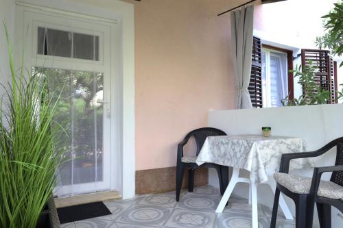 One-Bedroom Apartment image 1
