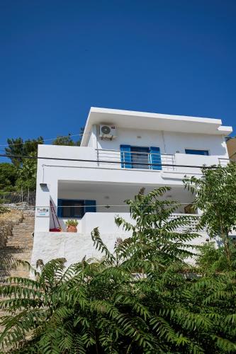 Buitenkant, Thea Apartment 3 in Emporios