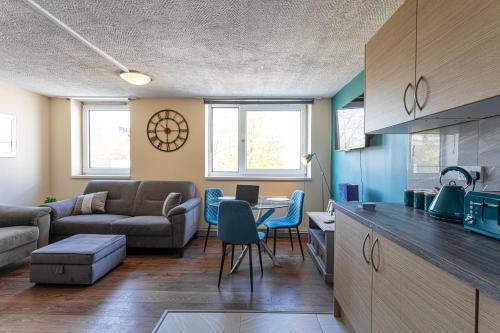 4 Bed Home Near New Cross Hospital-Contractors, Relocation, Families in Heath Town