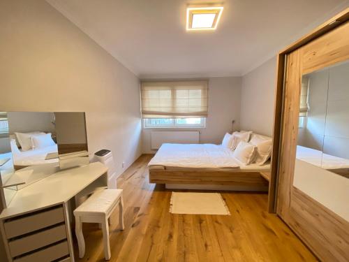 Light & Wood Design - 89 m2 Apartment in Prague, Praha (fotografie 2)