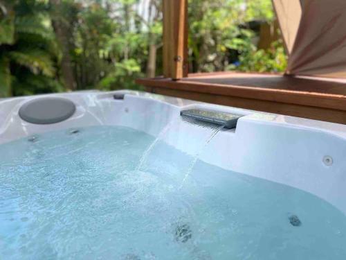 Гореща вана, Passion Caraïbes - bungalow climatisé avec jacuzzi privatif (Passion Caraibes - bungalow climatise avec jacuzzi privatif) in Plessis-Nogent