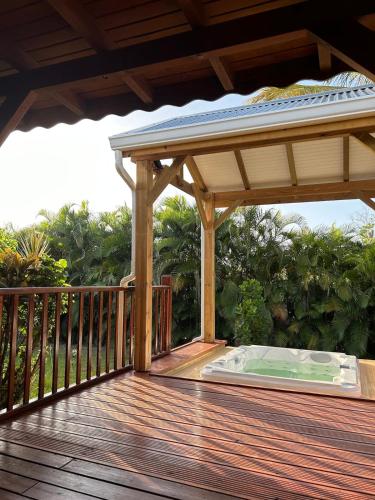 Градина, Passion Caraïbes - bungalow climatisé avec jacuzzi privatif (Passion Caraibes - bungalow climatise avec jacuzzi privatif) in Plessis-Nogent