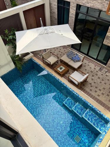 Central BKK Luxuxy Pool Villa 4BR, Bangkok (foto 9)