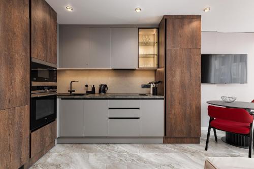 One-Bedroom Premier Apartment image 10