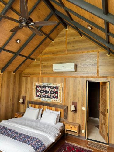 King Room with Mountain View image 3