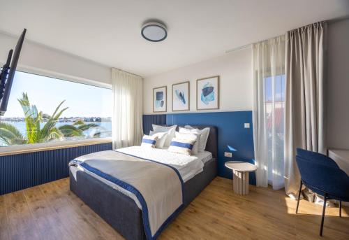 One-Bedroom Apartment with Sea View and Balcony