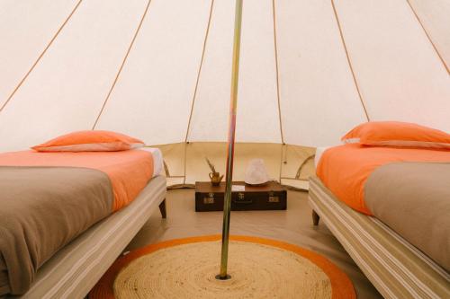 2 twin beds