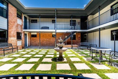 Urban Apartment in the Heart of Montrose Minutes from Rice University near The Music Box Theater