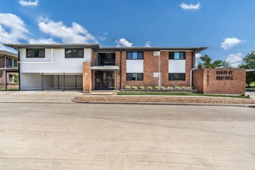 Urban Apartment in the Heart of Montrose Minutes from Rice University near The Music Box Theater