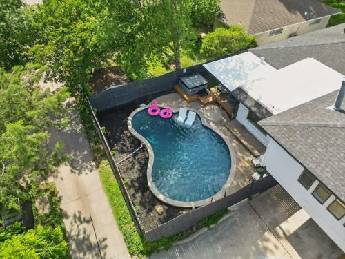 Spacious 5BR Getaway with Pool in Данканвилл