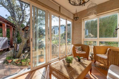 Villa con Jacuzzi exterior y Piscina cubiertos in Los Angeles de San Rafael