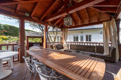 Villa con Jacuzzi exterior y Piscina cubiertos in Los Angeles de San Rafael