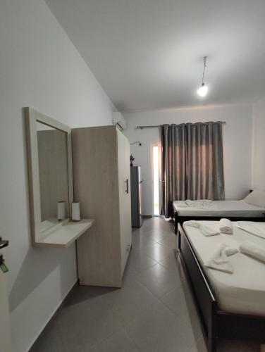 Triple Room with Garden View image 5