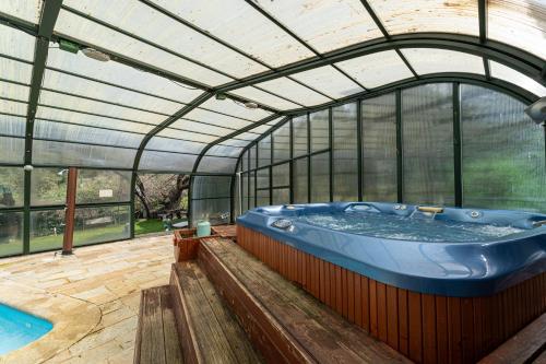 Gyógyfürdő, Villa con Jacuzzi exterior y Piscina cubiertos in Los Angeles de San Rafael