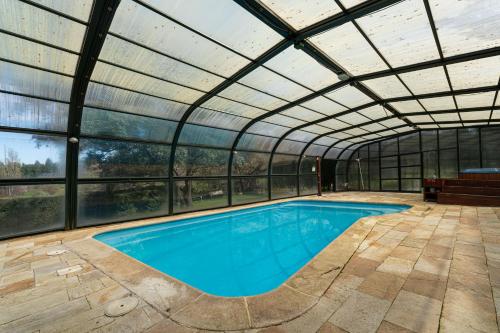 Úszómedence, Villa con Jacuzzi exterior y Piscina cubiertos in Los Angeles de San Rafael